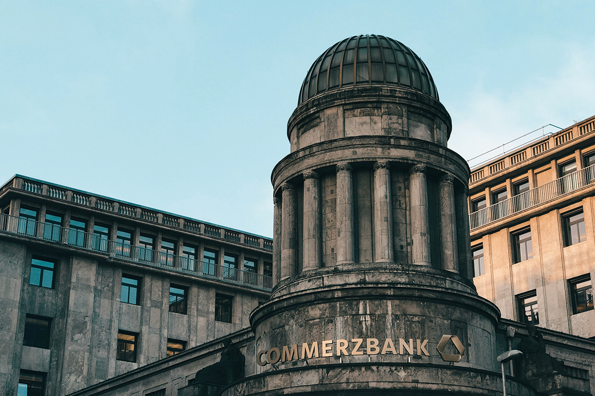 Historisches Commerzbank-Gebäude mit Kuppel und Schriftzug.